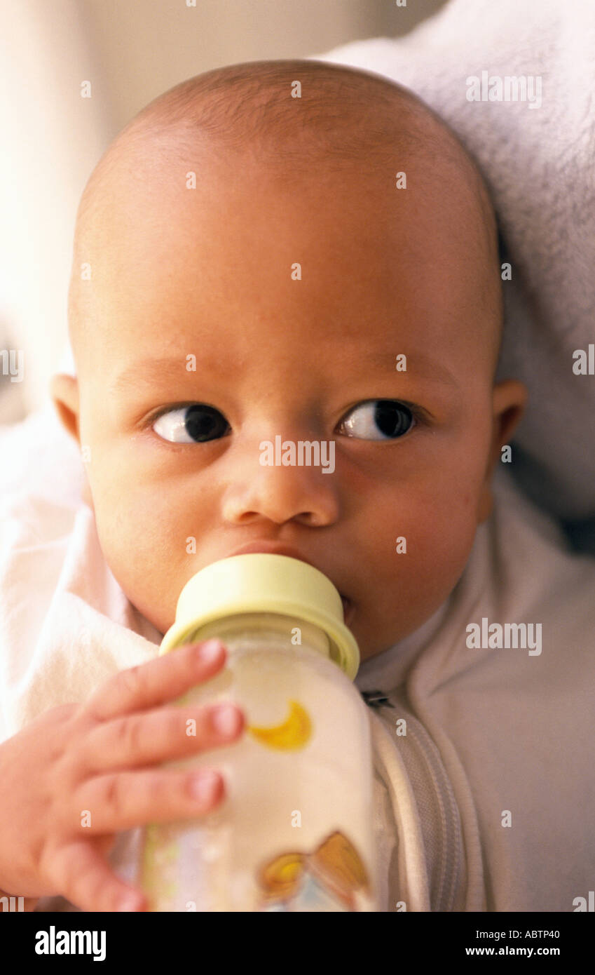 Baby Getränke aus Baby-Flasche Stockfoto