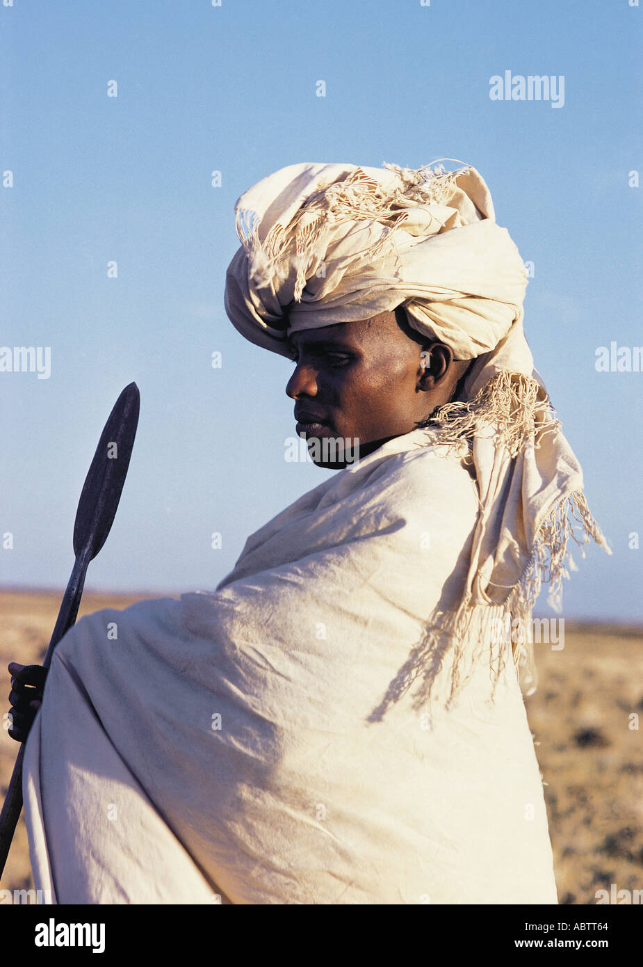 Junger Mann des Stammes Gabbra trägt einen weißen Umhang und Turban wie Kopfschmuck Chalbi Wüste nördlichen Kenia in Ostafrika Stockfoto