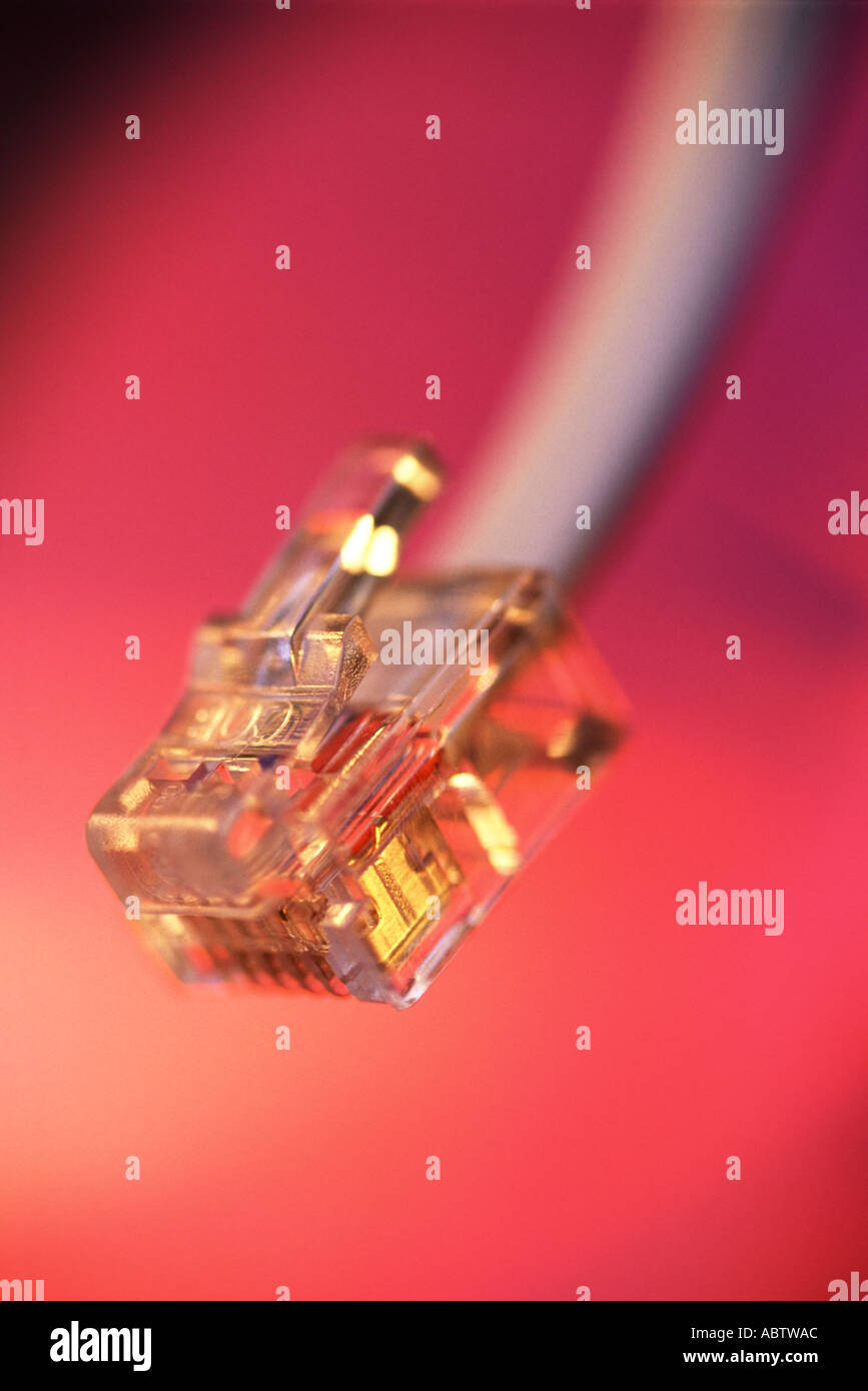 Bunte Schuss aus einem klaren Kunststoff Anschlussstecker am Ende einer Telefonleitung Stockfoto