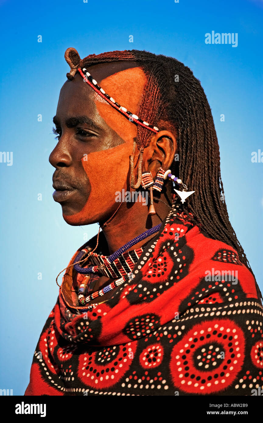 Maasai-Männer häufig mix Ocker und Öl Farbe Haare und die Haut roten Modells freigegeben Kenia Stockfoto