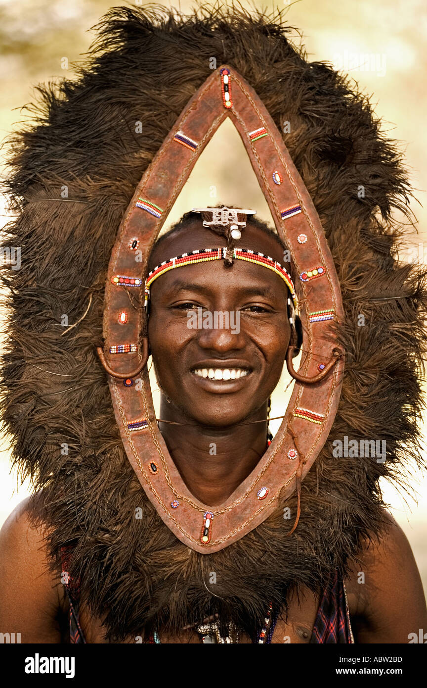 Moran Massai-Krieger mit Strauß Feder Headress Modell freigegeben Kenia Stockfoto