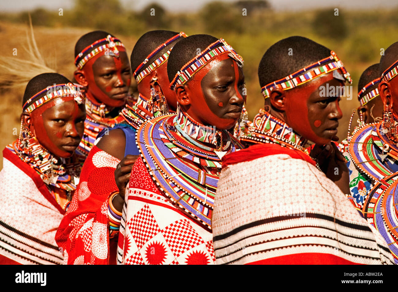 Maasai, die unverheiratete Mädchen mit ihren Perlenketten und bunte Kleidung bei Zeremonie Kenia versammeln Stockfoto