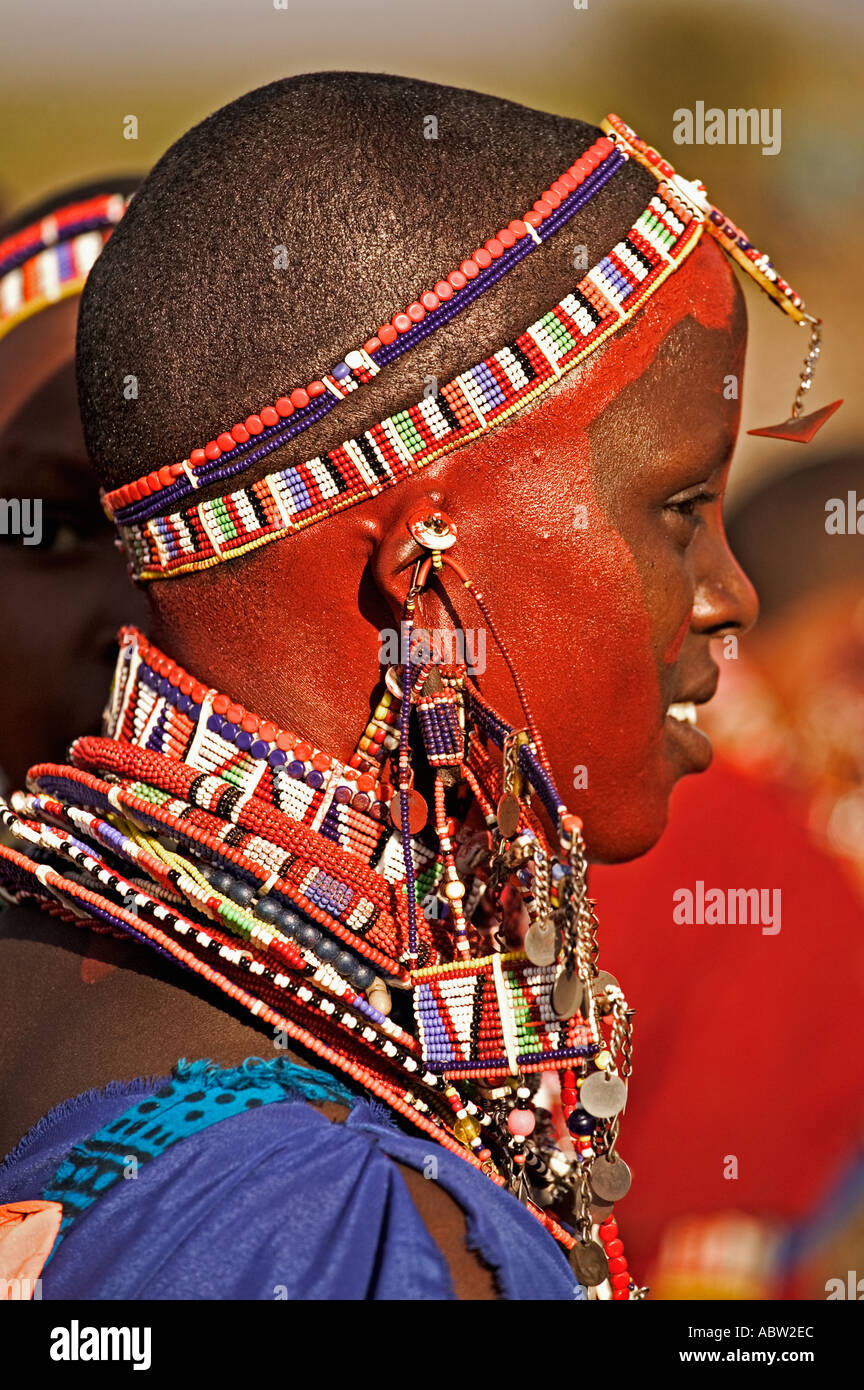 Maasai Mädchen unverheiratet Mädchen mit ihren Perlenketten und bunte Kleidung bei Zeremonie Kenia Stockfoto