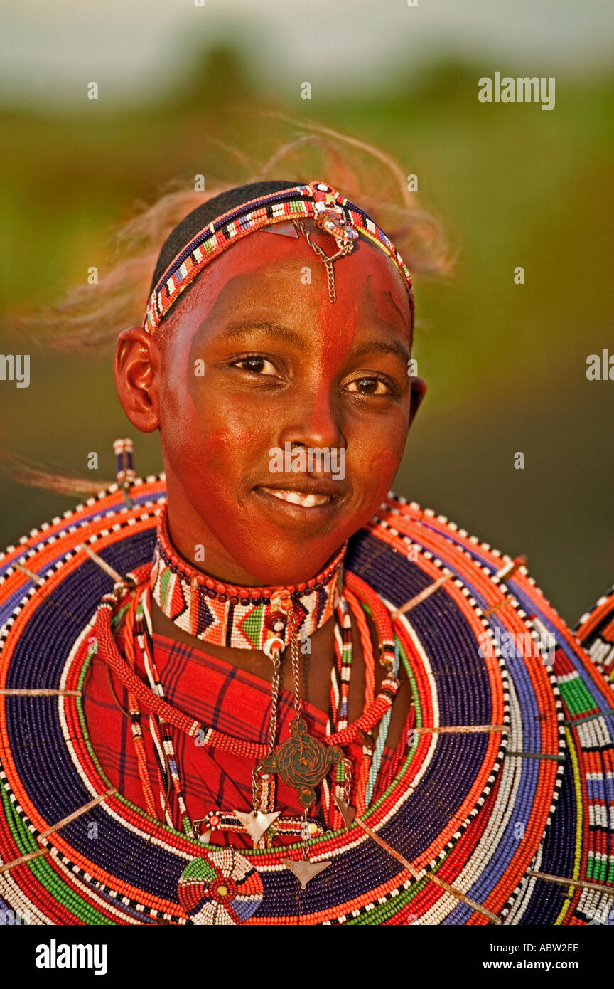 Maasai Mädchen unverheiratet Mädchen mit ihren Perlenketten und bunte Kleidung bei Zeremonie Kenia Modell veröffentlicht Stockfoto