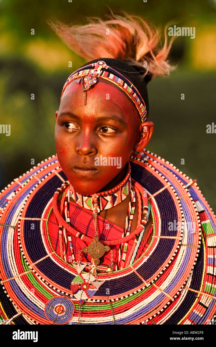 Massai Frau beliebte Halsketten getragen von Maasai ist eine flache Scheibe, dass umgibt der Hals aus Perlen Modell Kenia veröffentlicht Stockfoto