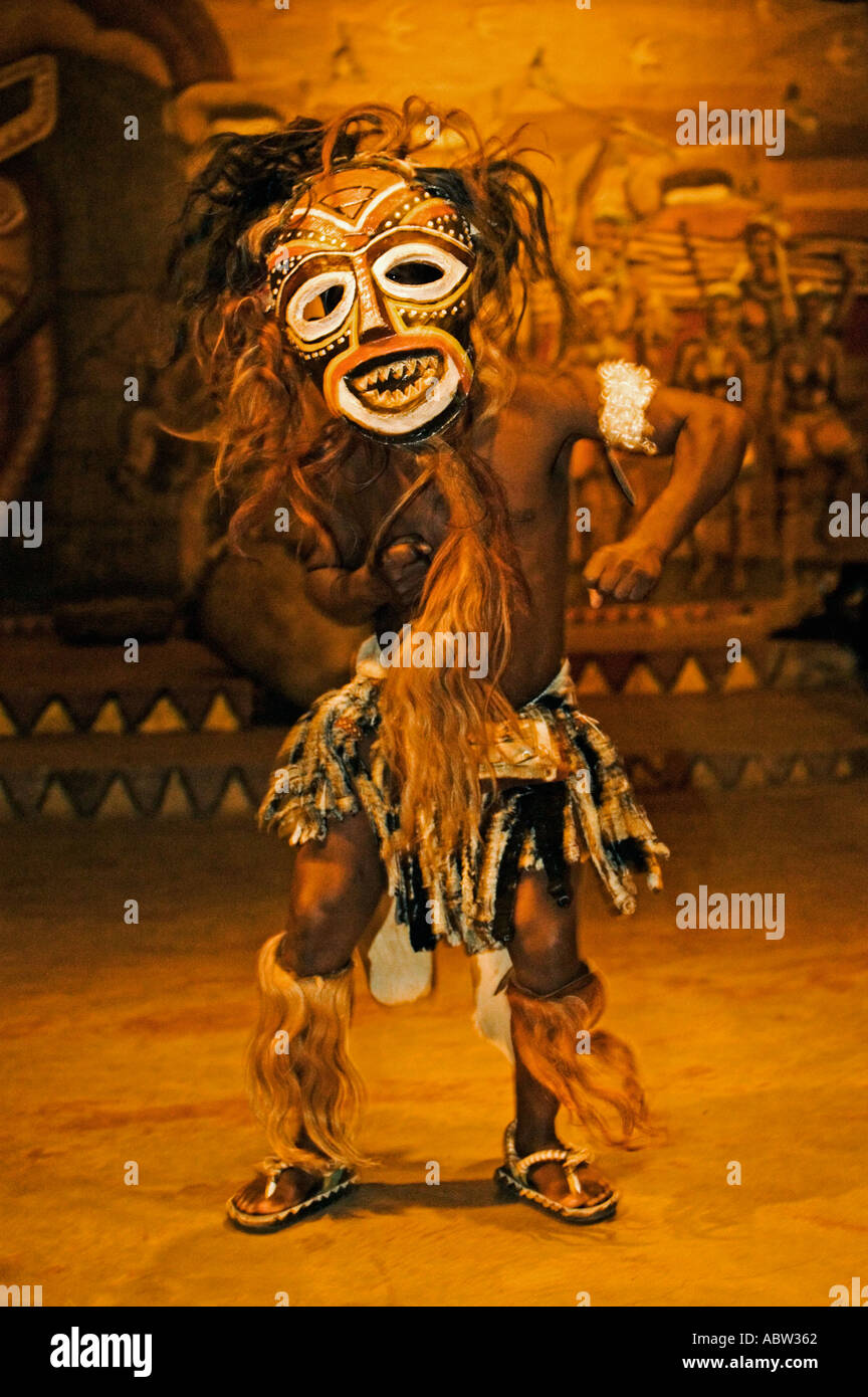 Tänzerin in Tokolosh Maske Masken zeigen in der Regel Geister der Vorfahren mythologischen Wesen gut oder böse Geister Stockfoto