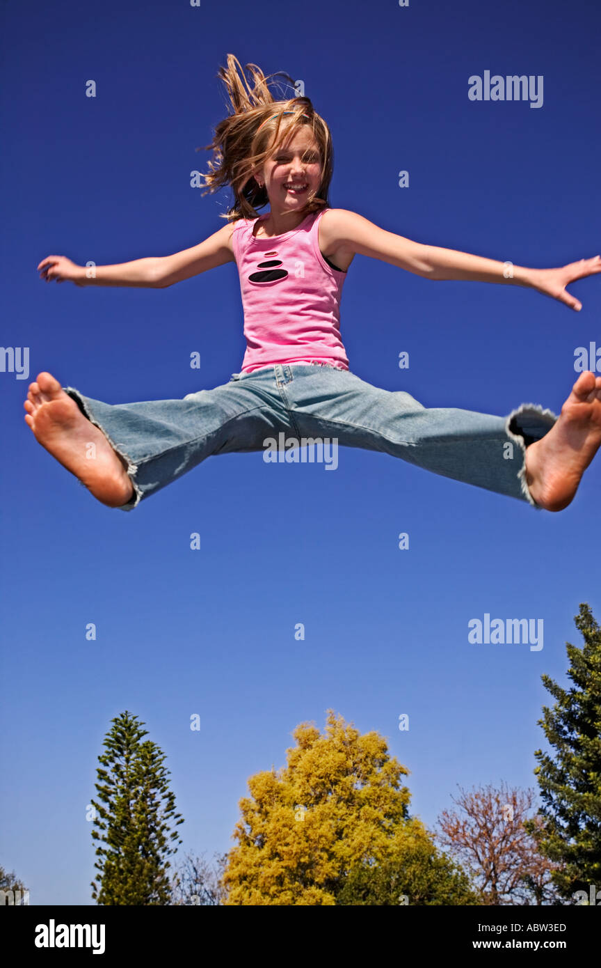 Kinder spielen Kinder Prellen und Spaß am Trampolin Modell freigegeben Südafrika Stockfoto