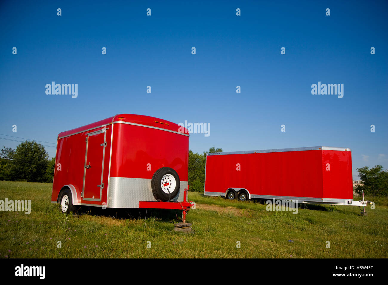 Roten Anhänger in einem Feld Stockfoto