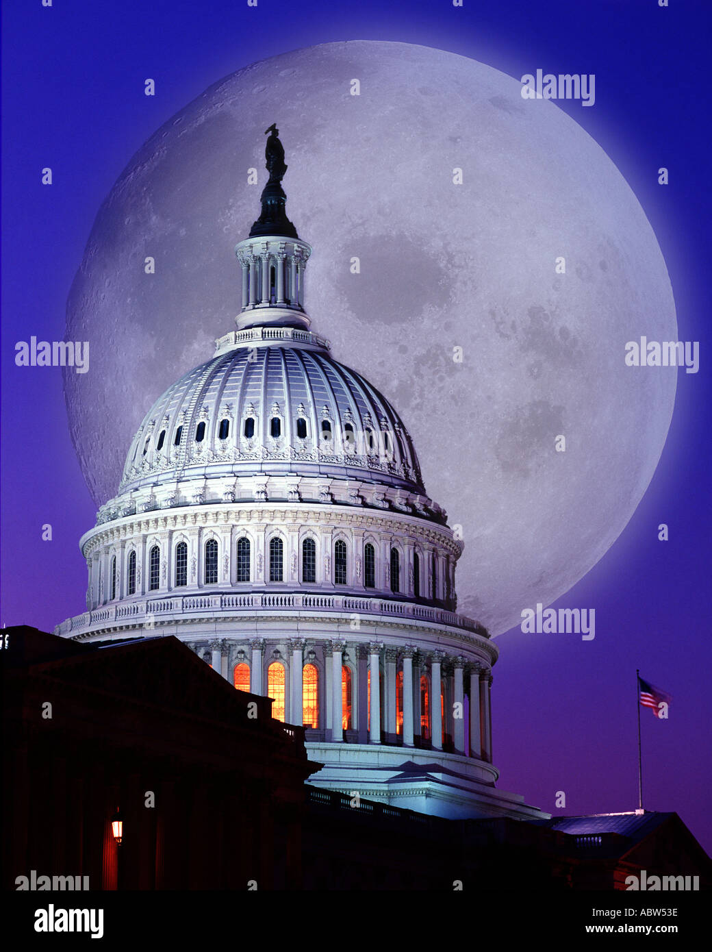 USA - WASHINGTON DC: Mond über dem Kapitol Stockfoto