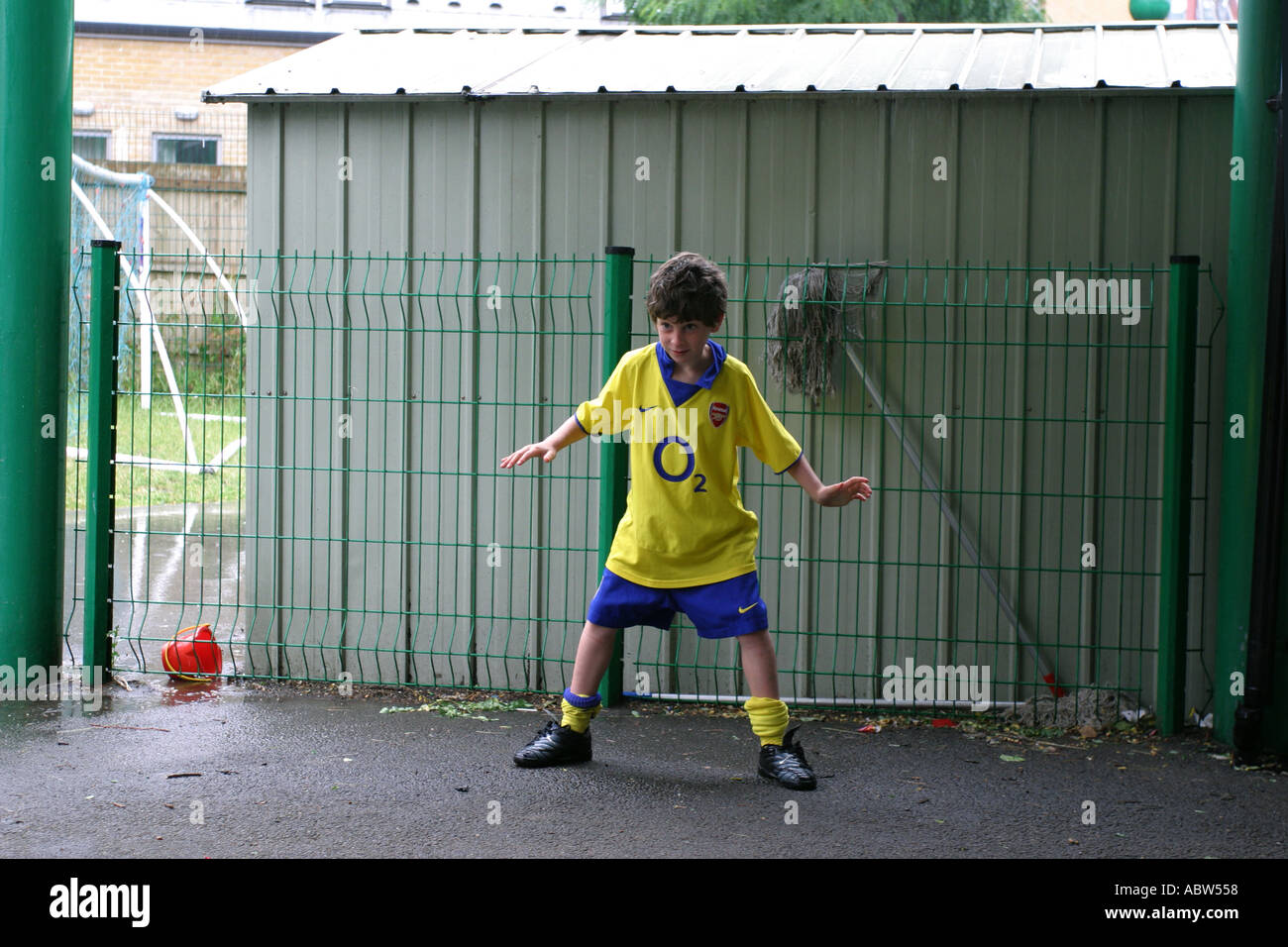 Ein Junge spielt Torwart in der Schule während der Spielzeit, London School, Stoke Newington, London, UK. Stockfoto