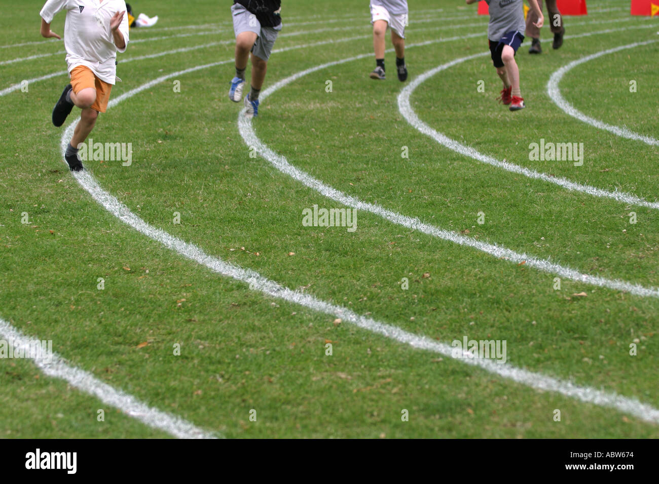 Grundschule jungen laufen während eines Rennens bei ihren Schulsporttag Clissold Park, London, UK. Stockfoto