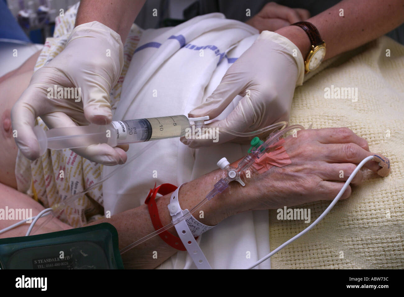 Ein Anästhesist bereitet ein Patient für eine Operation am Royal Brompton Hospital, London, UK. Stockfoto