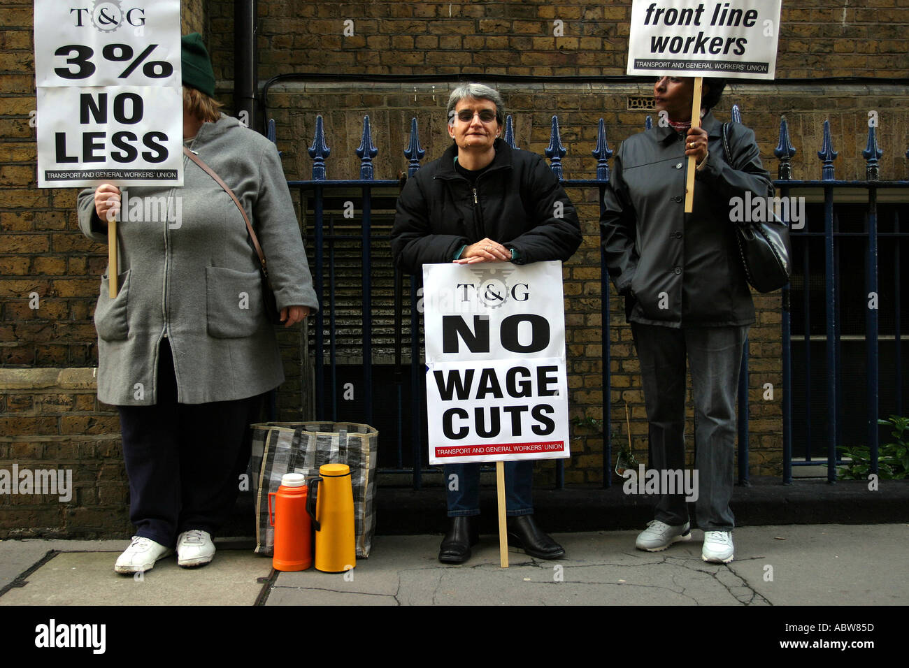 Arbeitnehmerinnen Streikposten Arbeitsplatz in London, Vereinigtes Königreich. Stockfoto