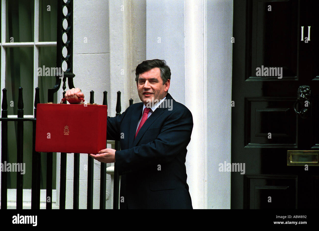 BRAUNE GORDON KANZLER STAATSKASSE GELD FINANZEN STEUER BOX BUDGET FINANZPOLITIK DOWNING STREET LONDON Stockfoto