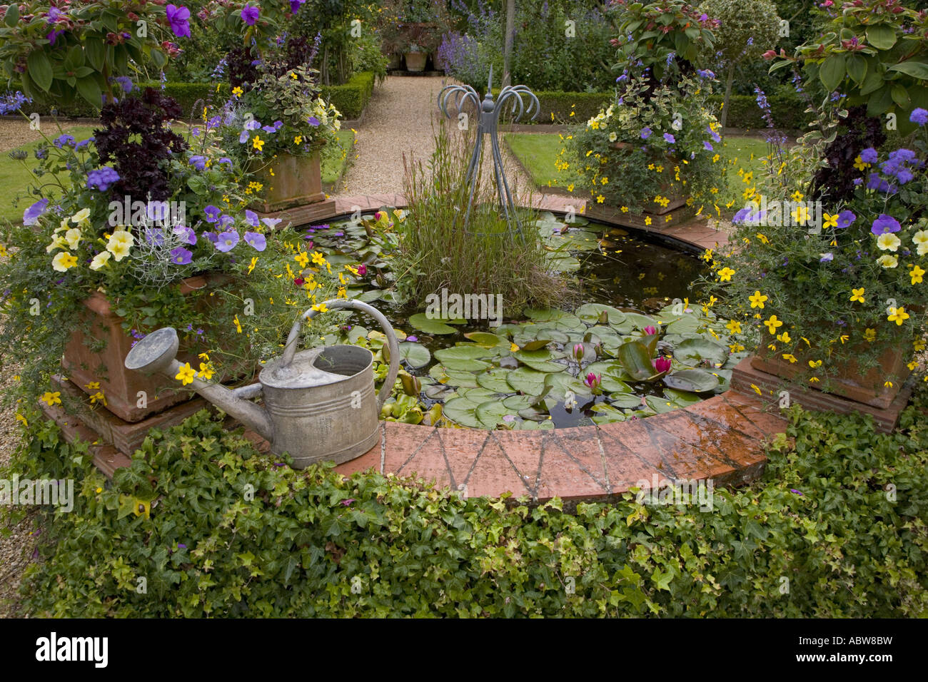 Garten-Teich, Blumen & Gießkanne Stockfoto