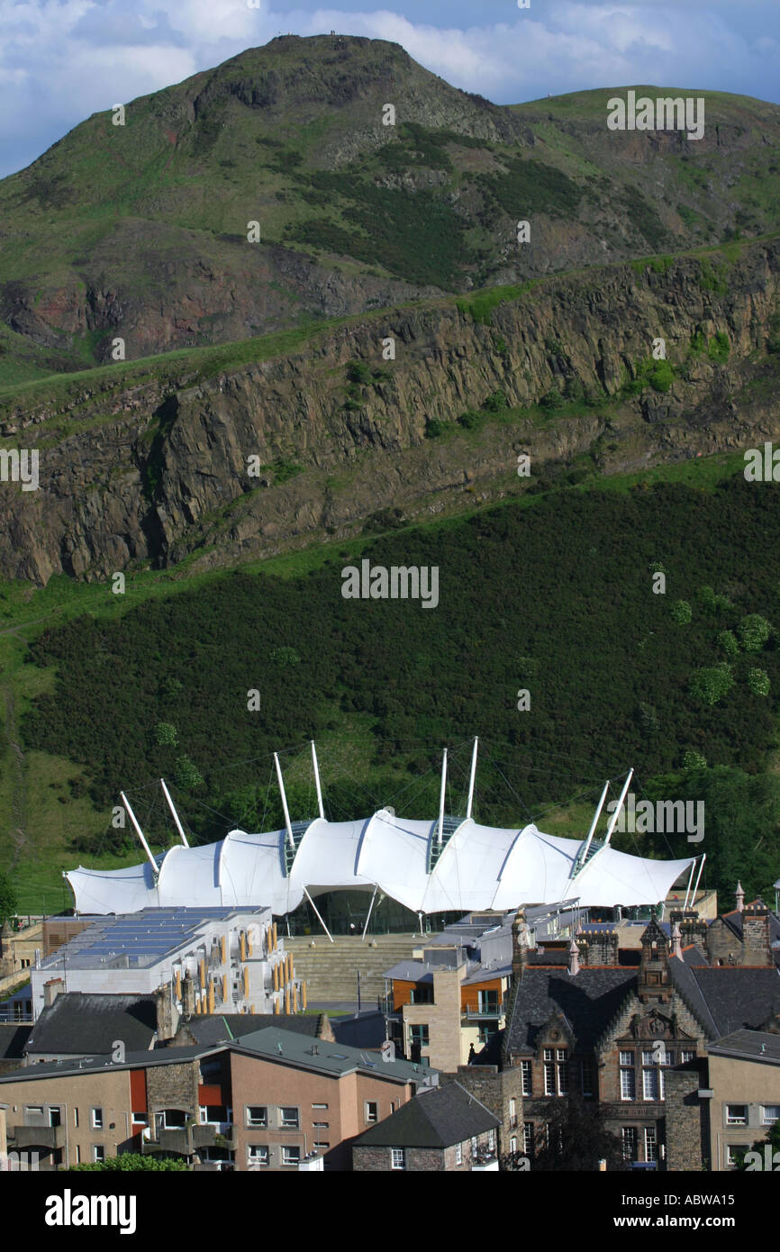 Die Dynamic Earth Zentrum und Salisbury Craggs, Edinburgh, Schottland. Stockfoto