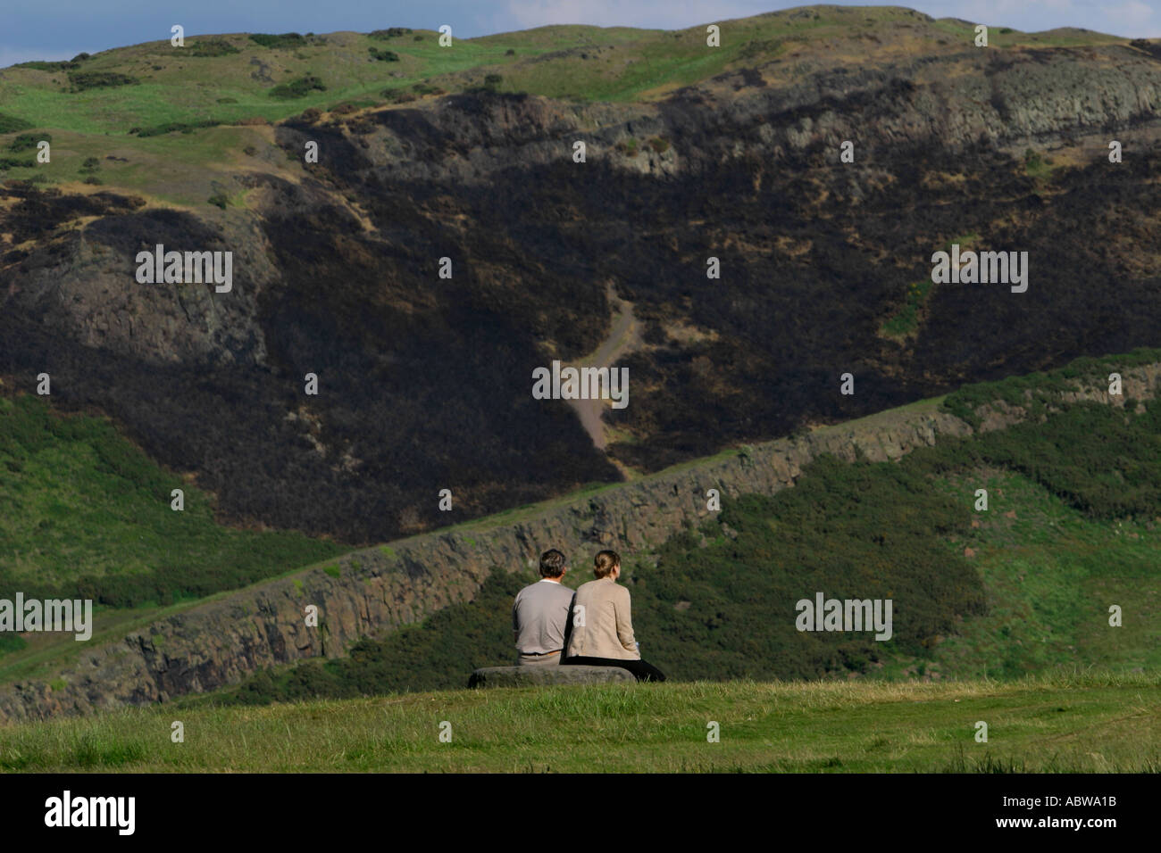 Ein paar genießen Sie den Blick von Salisbury Craggs und Arthurs Seat, Edinburgh, Schottland. Stockfoto