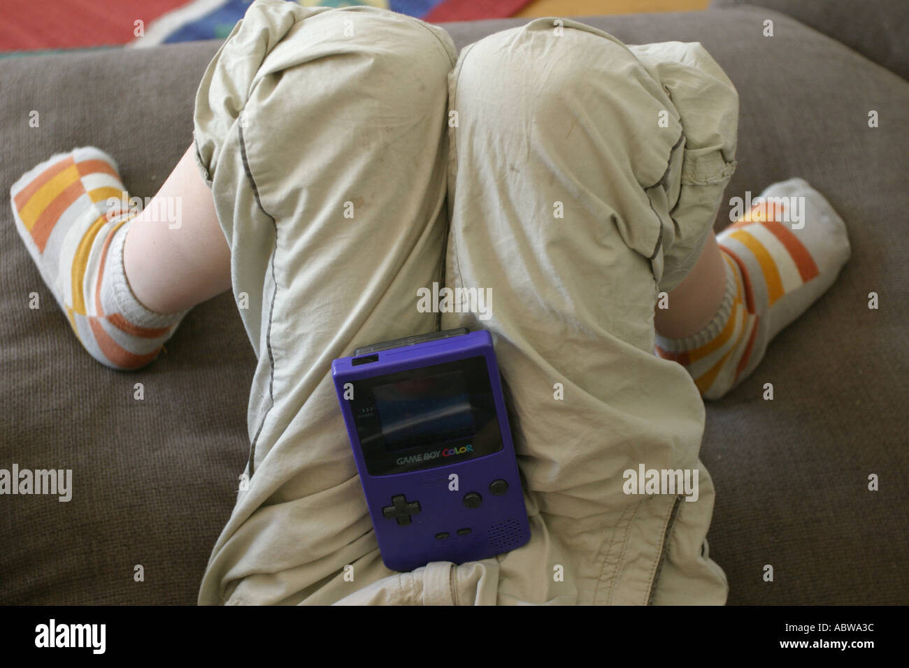 Ein Junge, ein tragbarer Computer Spiel zu Hause. Stockfoto