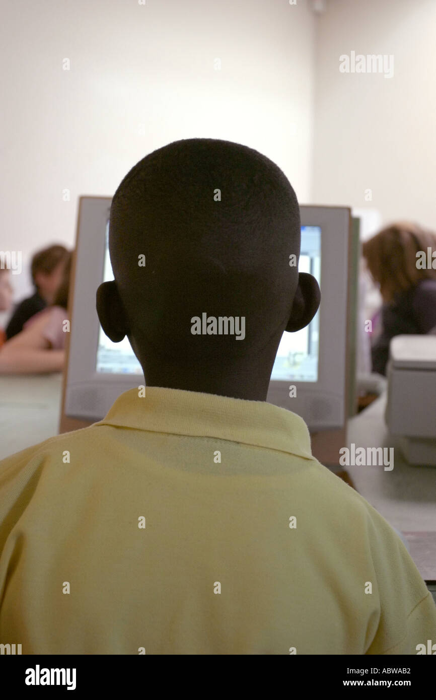 Afro Karibik junge vor einem Computerbildschirm, Betty Layward junior School, London, UK. Stockfoto