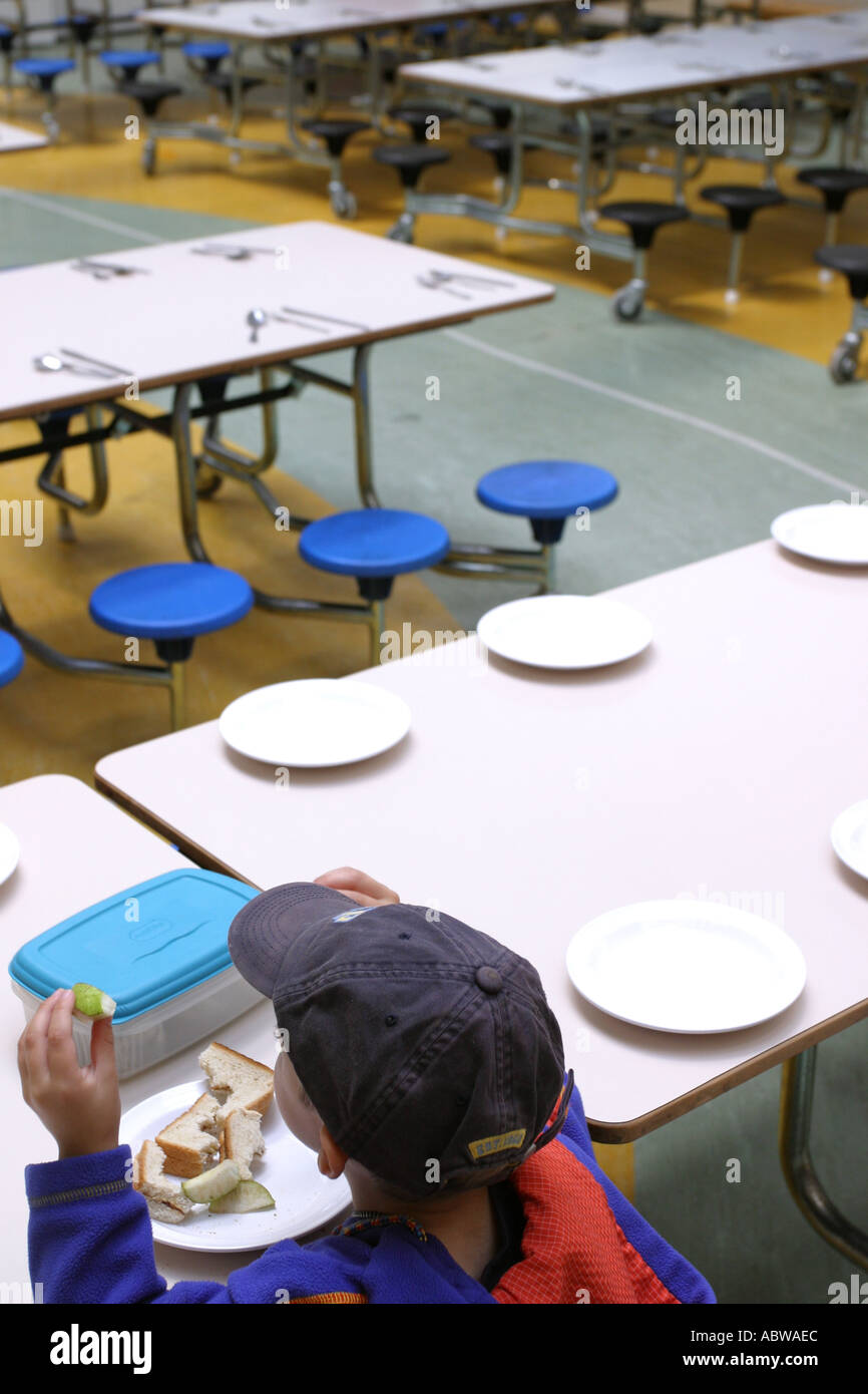 Ein Junge, ein Lunchpaket in einer Schule Speisesaal, Betty Layward Schule, London, UK Essen. Stockfoto
