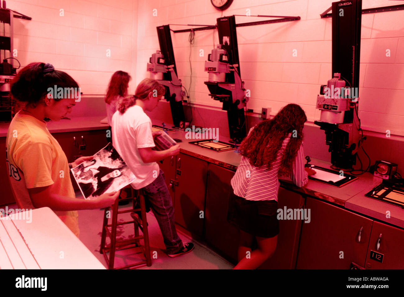 College-Studenten im Fotografie-Klasse arbeiten in der Dunkelkammer Stockfoto