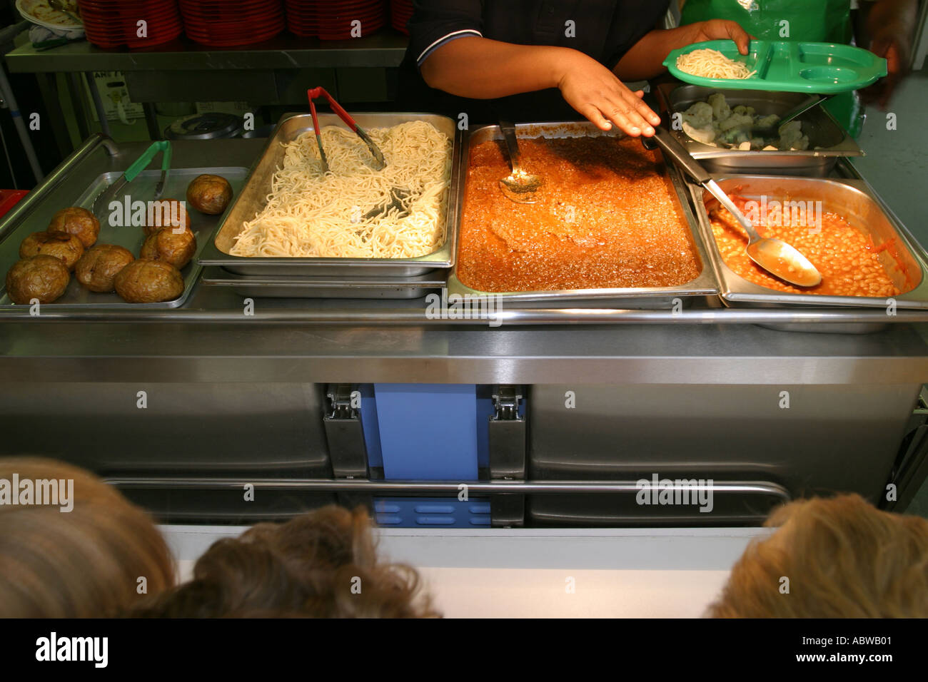 Kinder warten auf ihre Schule Abendessen, Betty Layward School, London, UK. Stockfoto