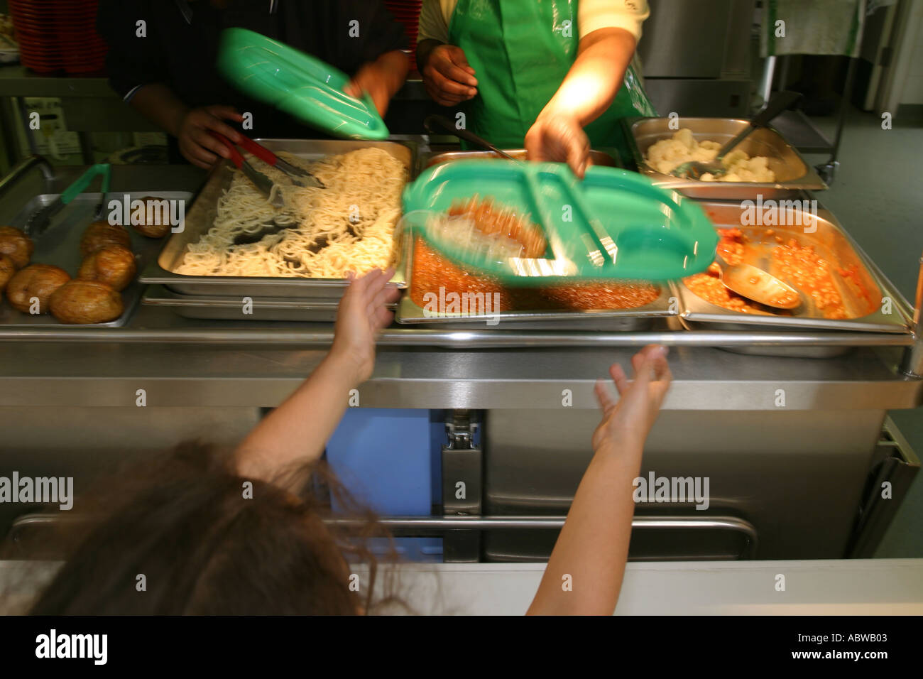 Ein Kind erhält ihre Schule Abendessen, Betty Layward School, London, UK. Stockfoto