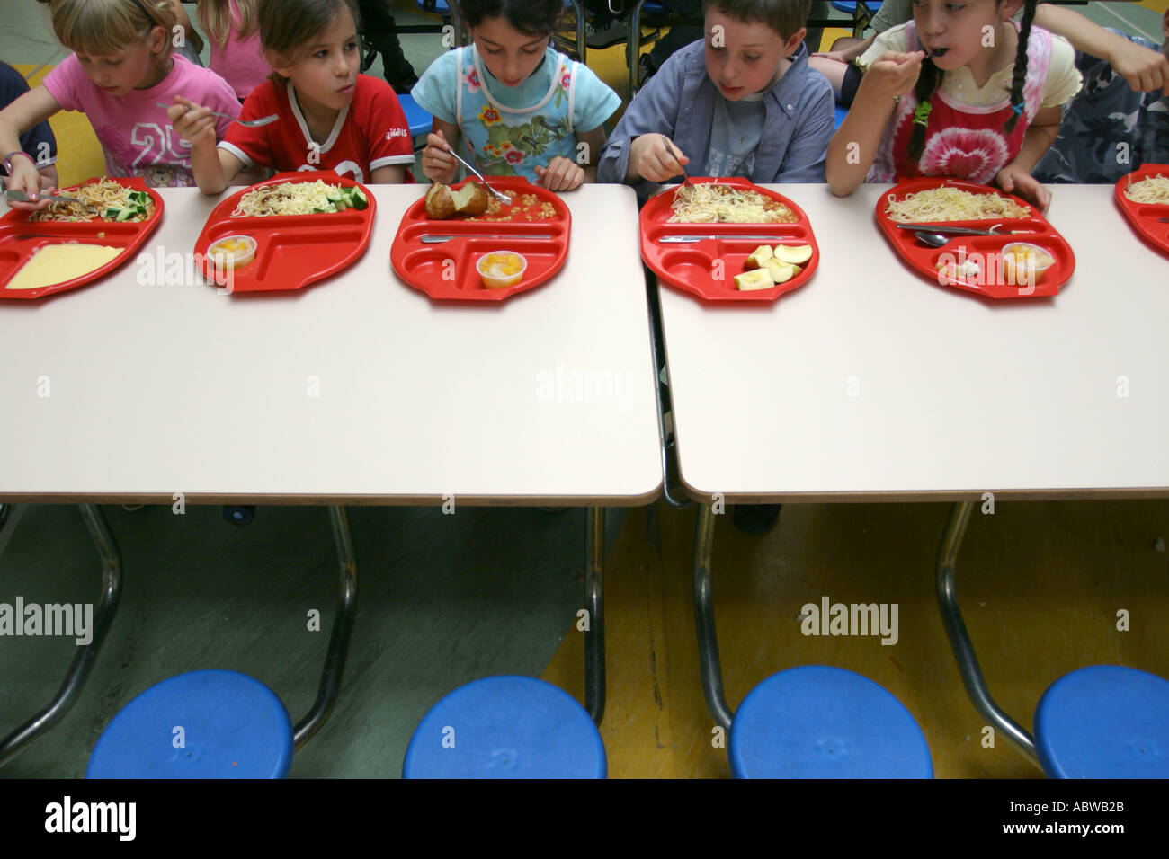 Kinder essen Schule Abendessen, Betty Layward Schule, London, UK. 2004. Stockfoto