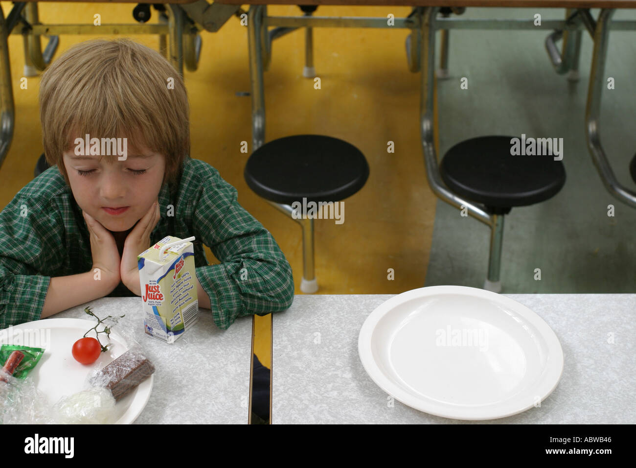 Ein kleiner Junge eine gesunde Ernährung Lunchpaket während des Abendessens in der Schule, Betty Layward Schule, London, UK. 2004. Stockfoto