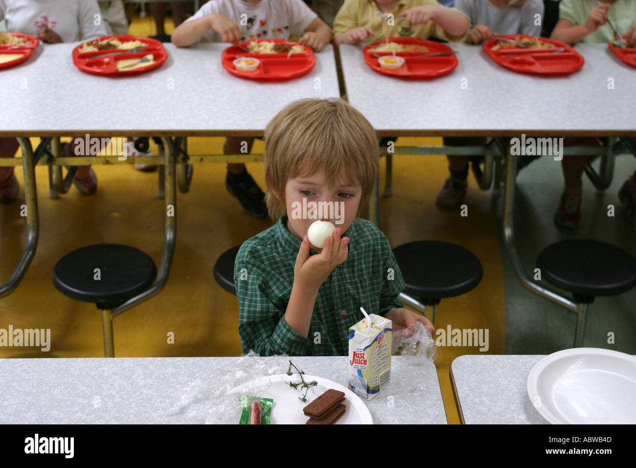 Ein kleiner Junge eine gesunde Ernährung Lunchpaket während des Abendessens in der Schule, Betty Layward Schule, London, UK. 2004. Stockfoto