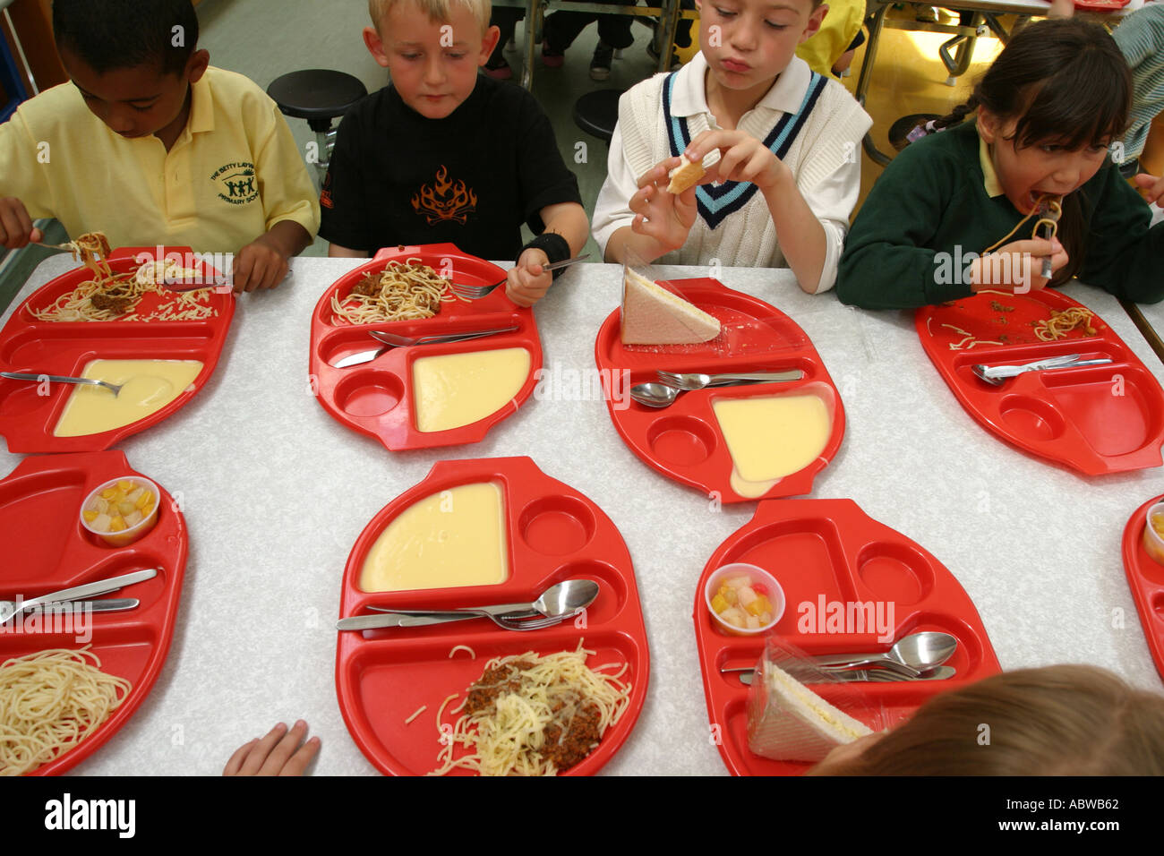 Kinder Essen bei junior Primary School, Betty Layward Schule, London, UK. 2004. Stockfoto
