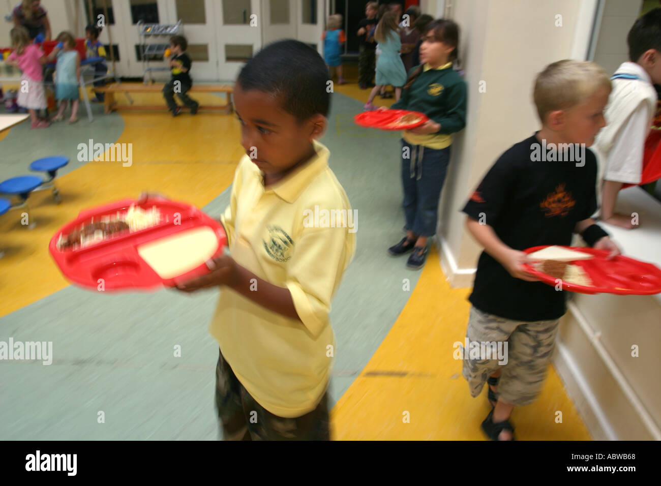 Kinder sammeln ihre Schulspeisung zur Mittagszeit, Betty Layward Schule, London, UK. 2004. Stockfoto