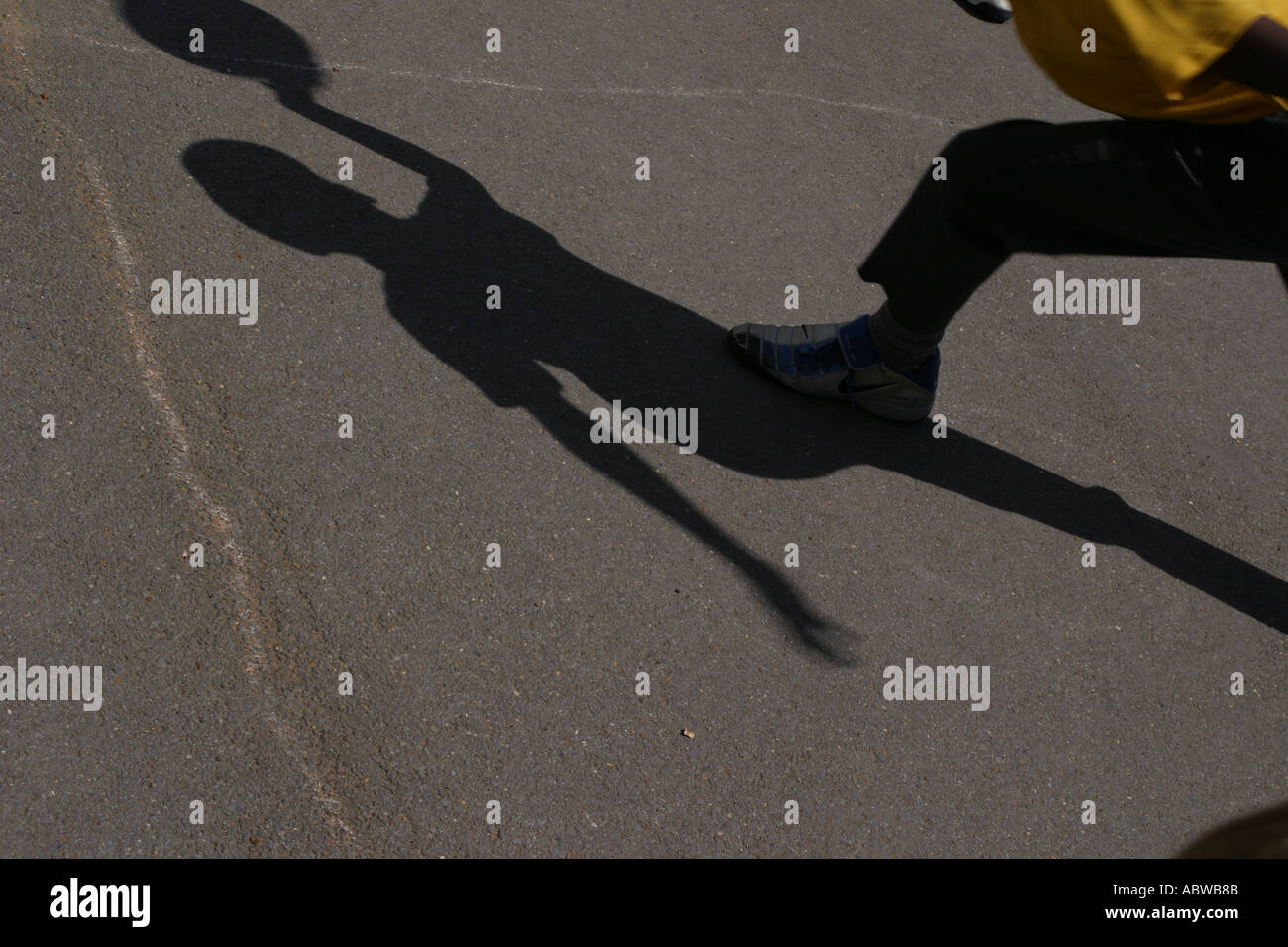 Ein Junge spielt mit einem Ball auf dem Schulhof, Betty Layward Schule, London, UK. 2004. Stockfoto