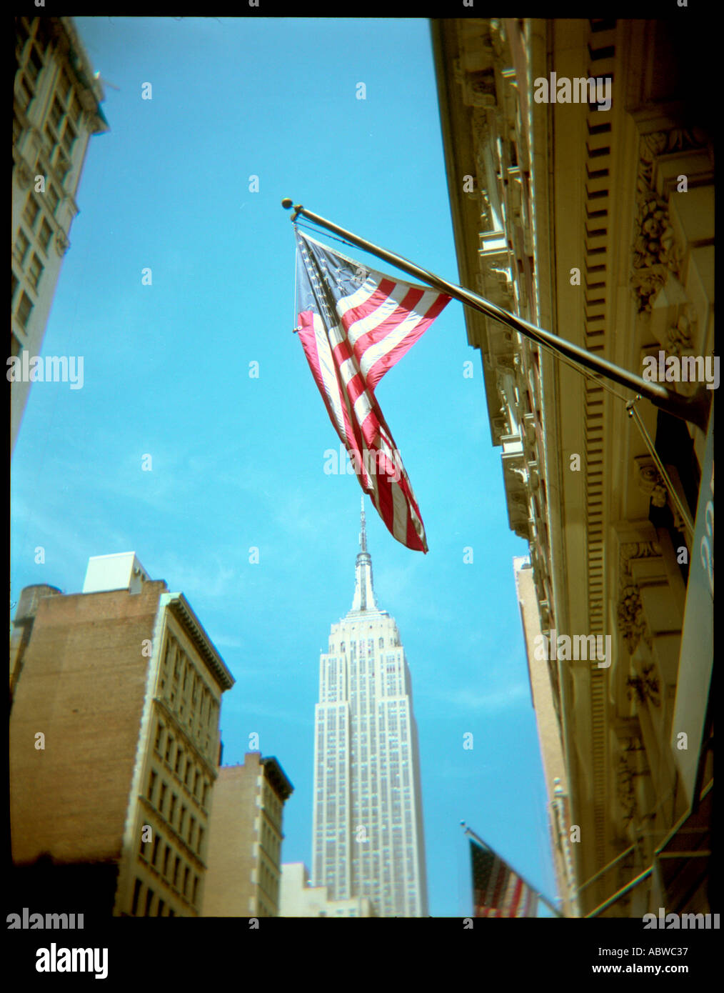 Eine amerikanische Flagge auf der 5th Avenue in New York. Stockfoto