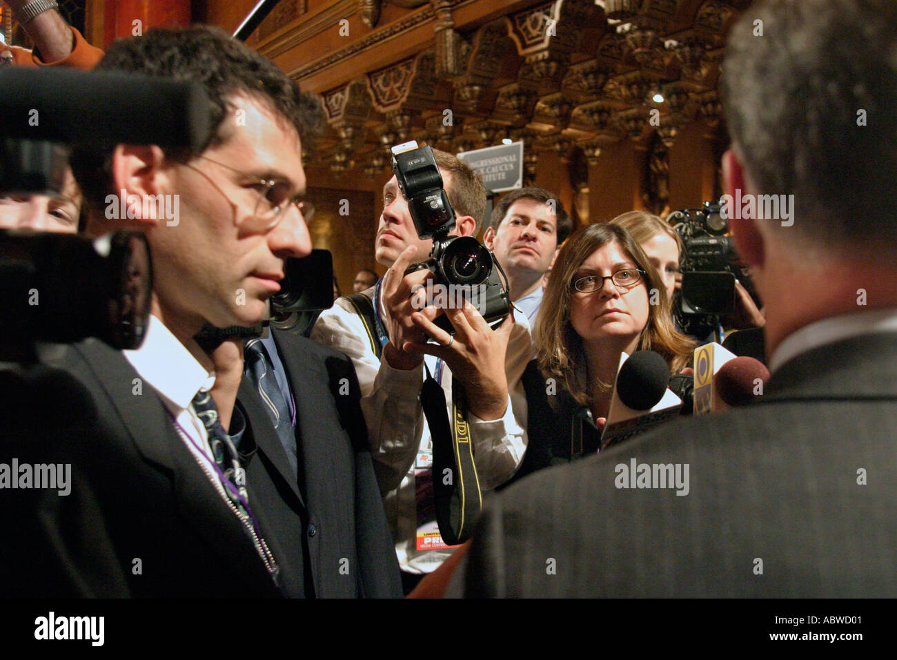 Howard Dean im Gespräch mit Reportern nach demokratischen Kandidaten-Debatte Stockfoto