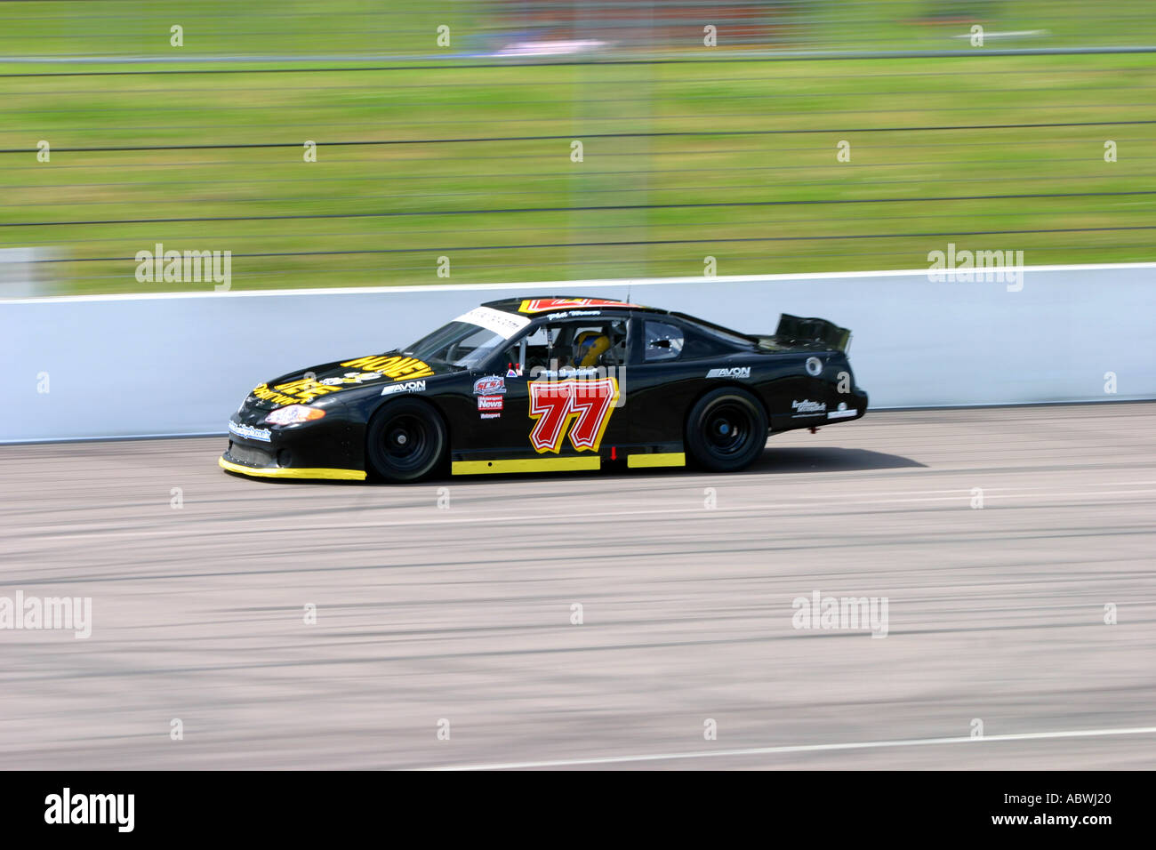 V8-Nascar Art Lager Rennwagen auf einer Querneigung ovalen Strecke Stockfoto