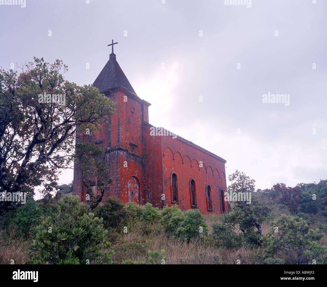 Verfallene Kirche auf der kolonialen Französisch Hill Station, Bokor, Kambodscha, South-East Asia Stockfoto