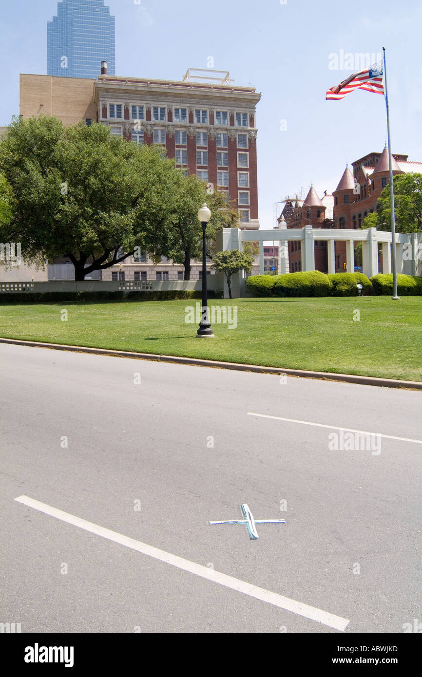 X mit Klebeband auf der Straße ist am Ort des John F Kennedy Ermordung Limo, wie er von Texas School Book Depository erschossen wurde Stockfoto