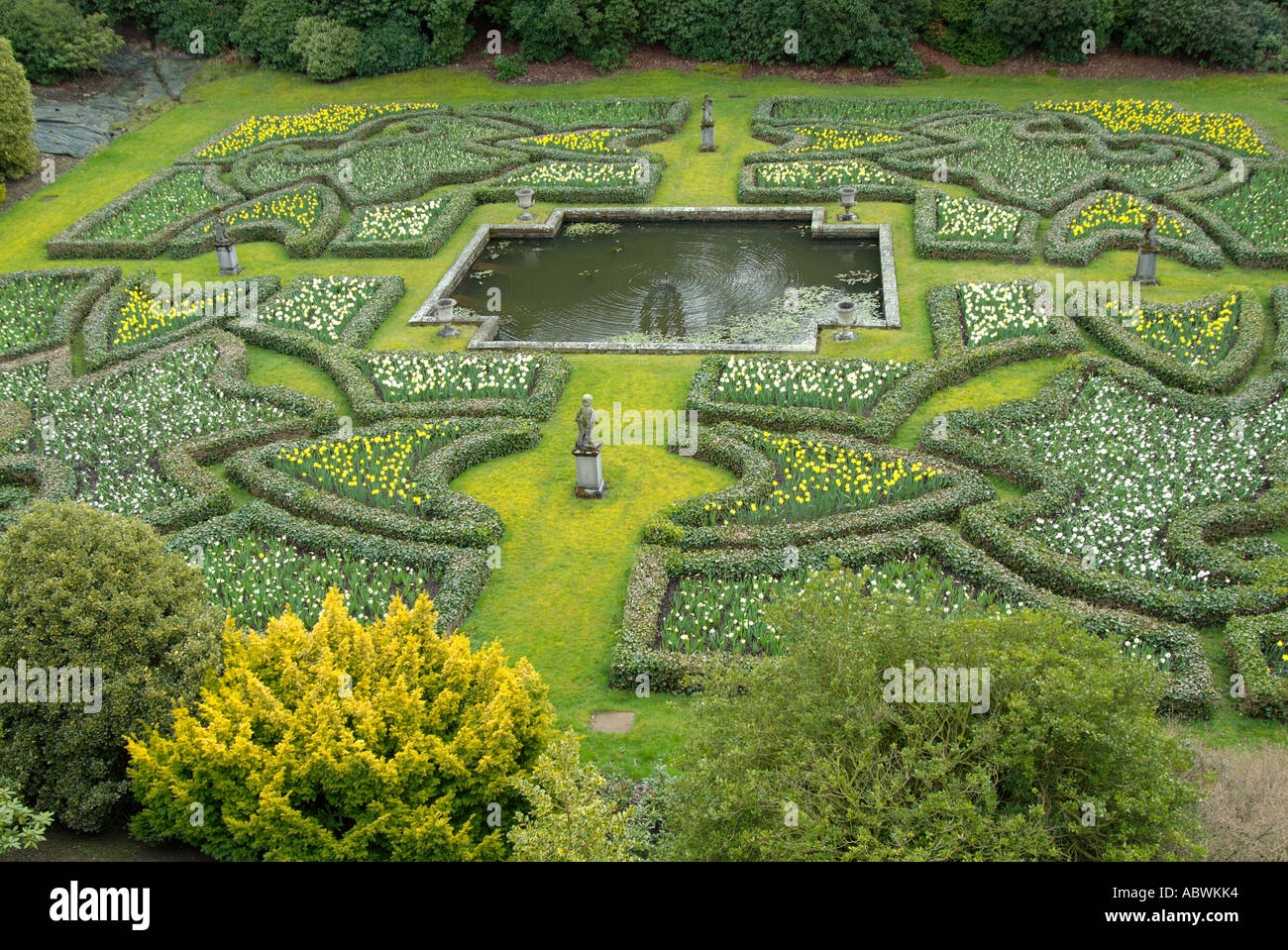 Blick auf formale abgesicherten Garten mit kleinem Teich Rasen Rasen Box Hecke Lyme Hall Disley Stockport Cheshire UK England Europa Stockfoto