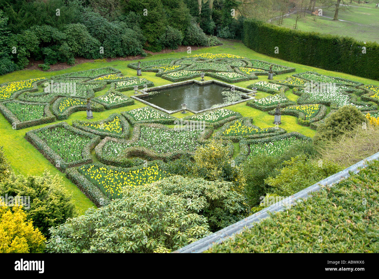 Blick auf formale abgesicherten Garten mit kleinem Teich Rasen Rasen Box Hecke Lyme Hall Disley Stockport Cheshire UK England Europa Stockfoto