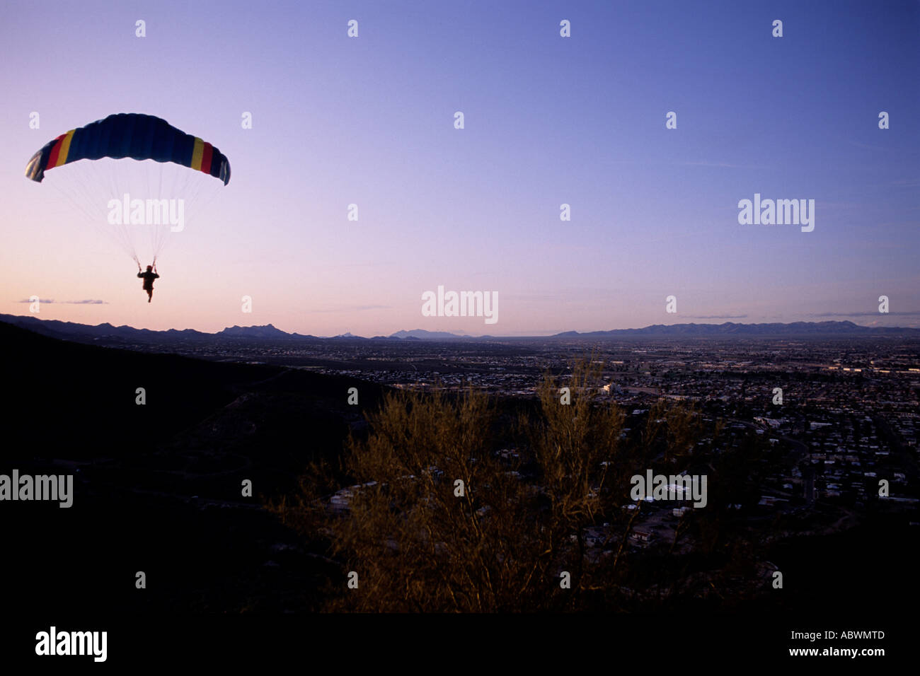 Para-gliding Berg bei Sonnenuntergang in Tucson Arizona USA Stockfoto