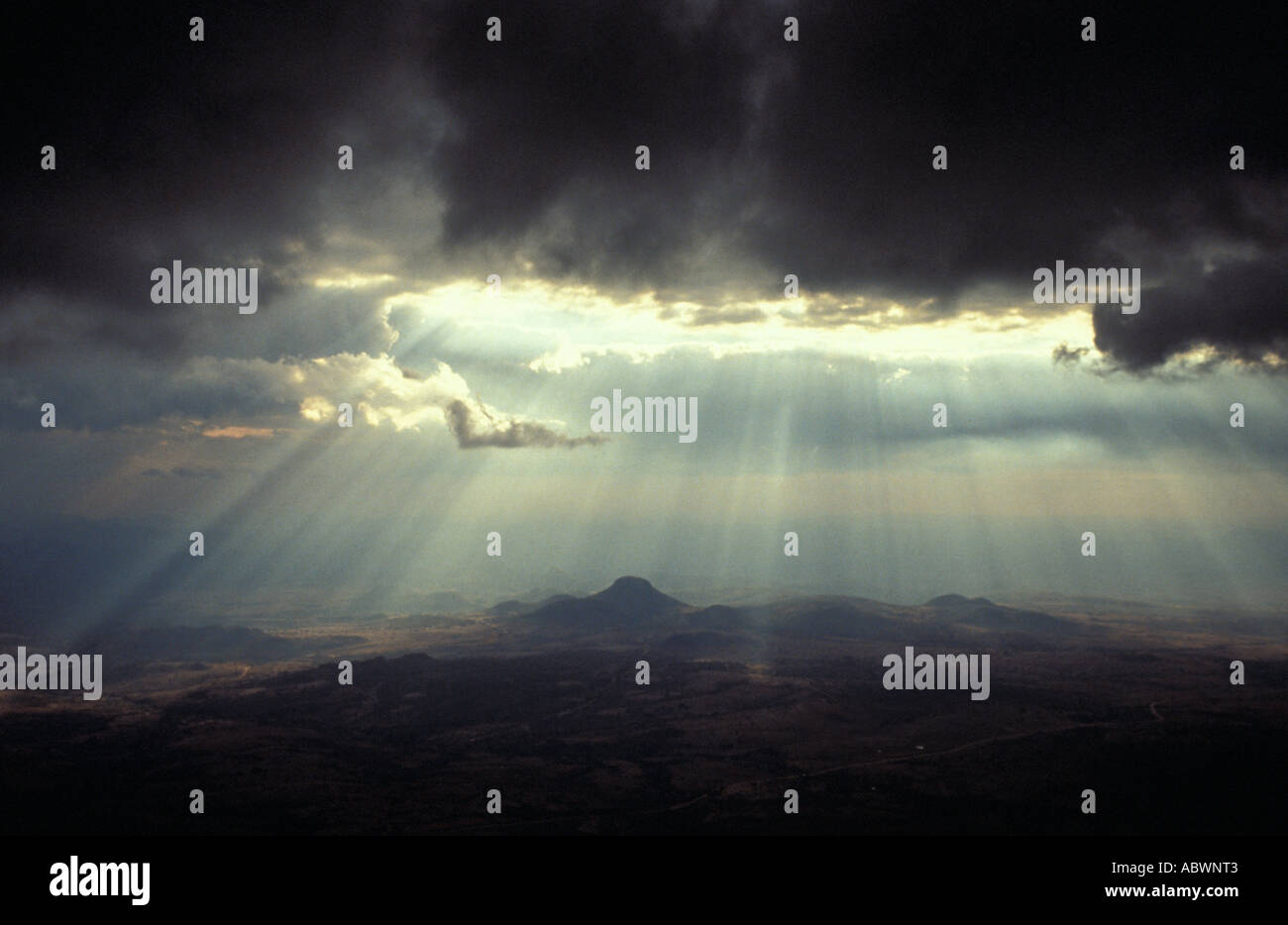 Spektakuläre Wellen von Licht durchbrechen Gewitterwolken. Blick vom weltweit Ansicht Nyanga Nationalpark Simbabwe Afrika Stockfoto