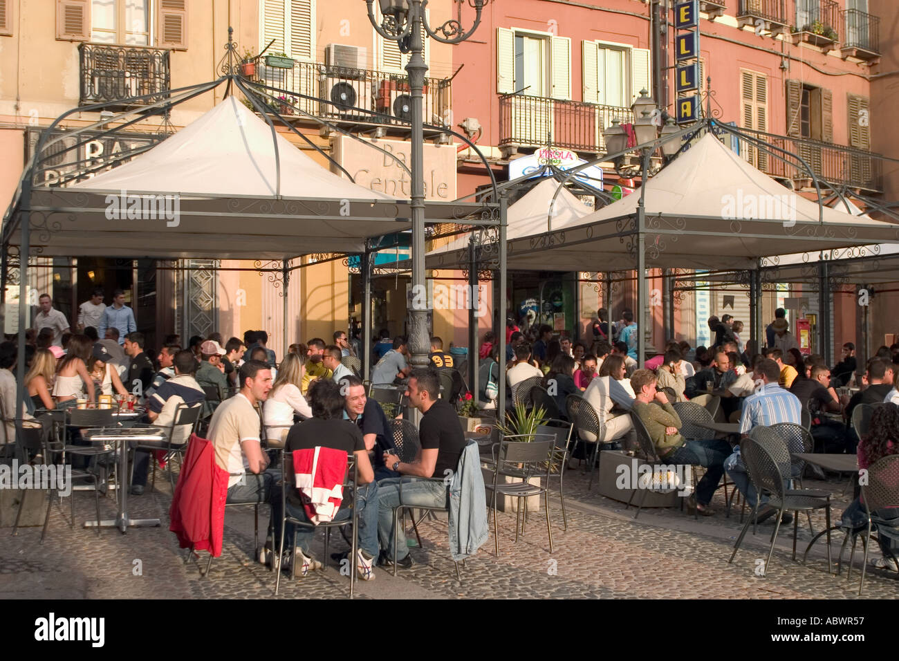 Café-Kultur. Piazza Yenne, Cagliari, Sardinien Stockfoto
