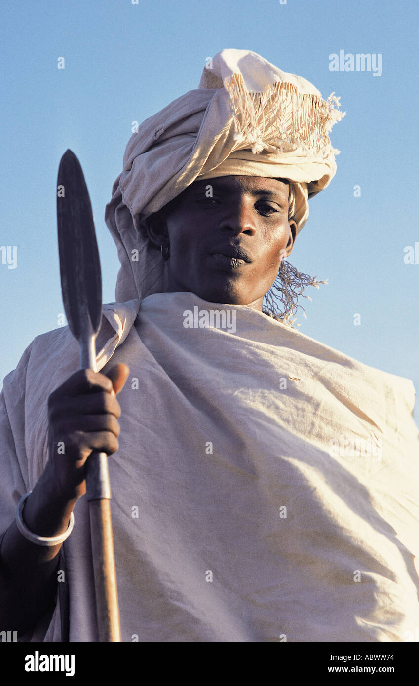 Junger Mann des Stammes Gabbra trägt einen weißen Umhang und Turban wie Kopfschmuck Chalbi Wüste nördlichen Kenia in Ostafrika Stockfoto