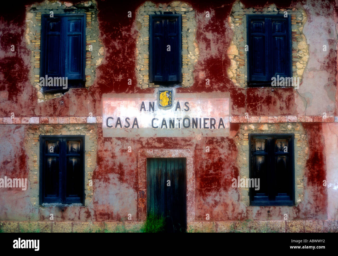 Die Fassade einer verfallenden landwirtschaftliche Genossenschaft Gebäude Sizilien Italien Stockfoto