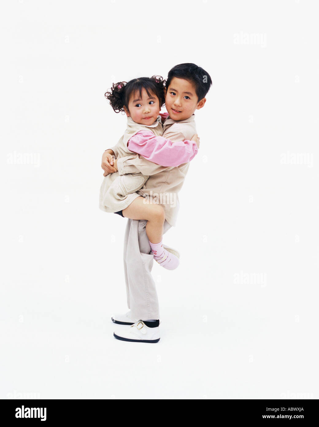 Ein Junge mit seiner jüngeren Schwester Stockfoto