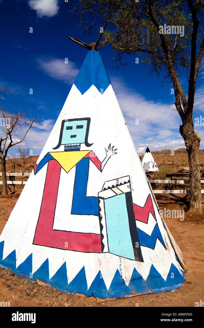 Kleinen Tipi mit Kunstwerken der Indianer für Indianer in Plains Montana Stockfoto