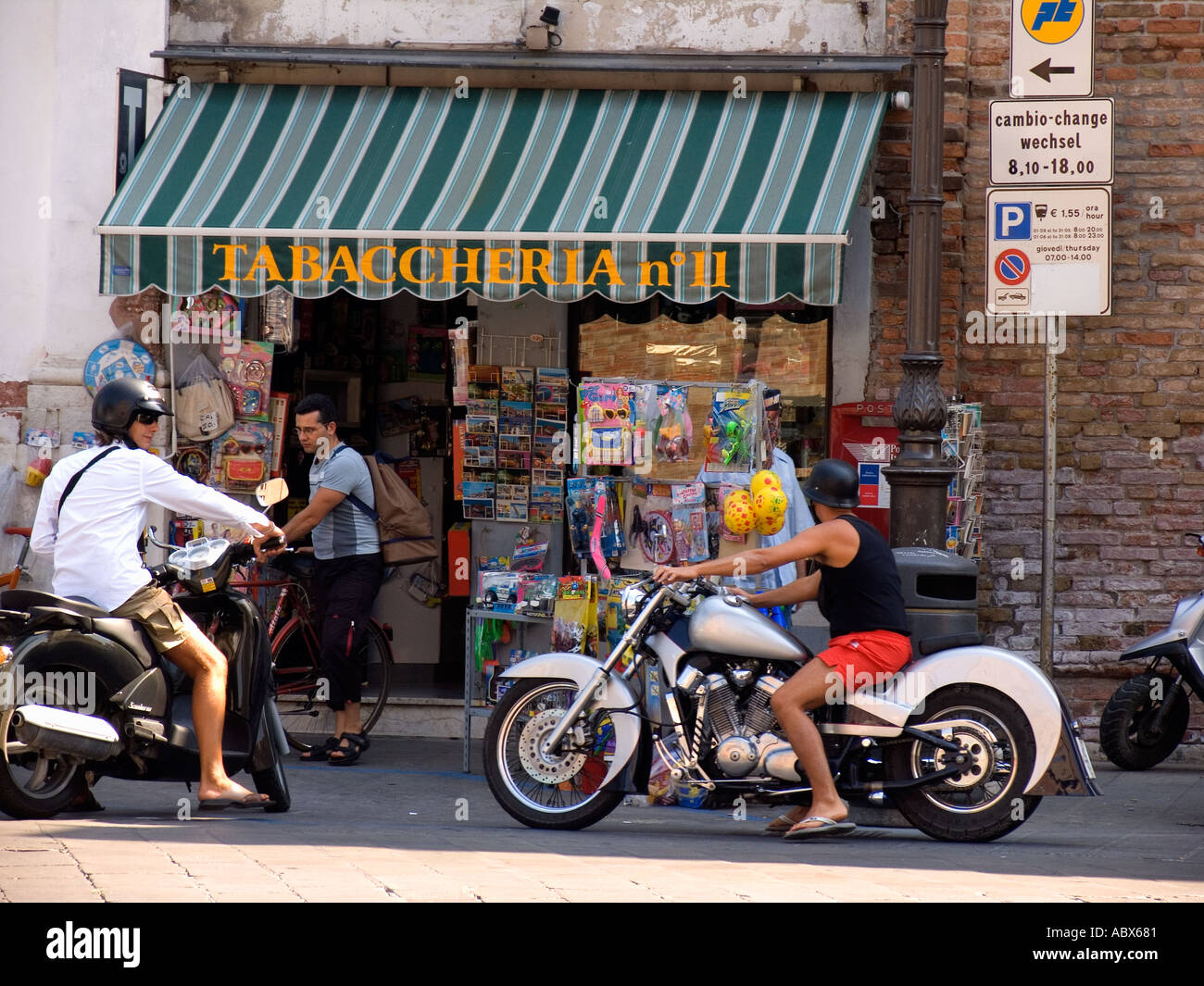 Menschen an Tabaccheria Chioggia Italien Stockfoto