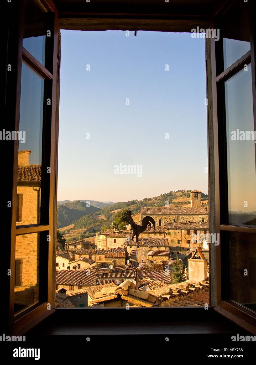 Blick von der Dachterrasse aus innen Blick aus dem umbrischen Hilltown Montone Italiens durch offene Fenster gerahmt Stockfoto