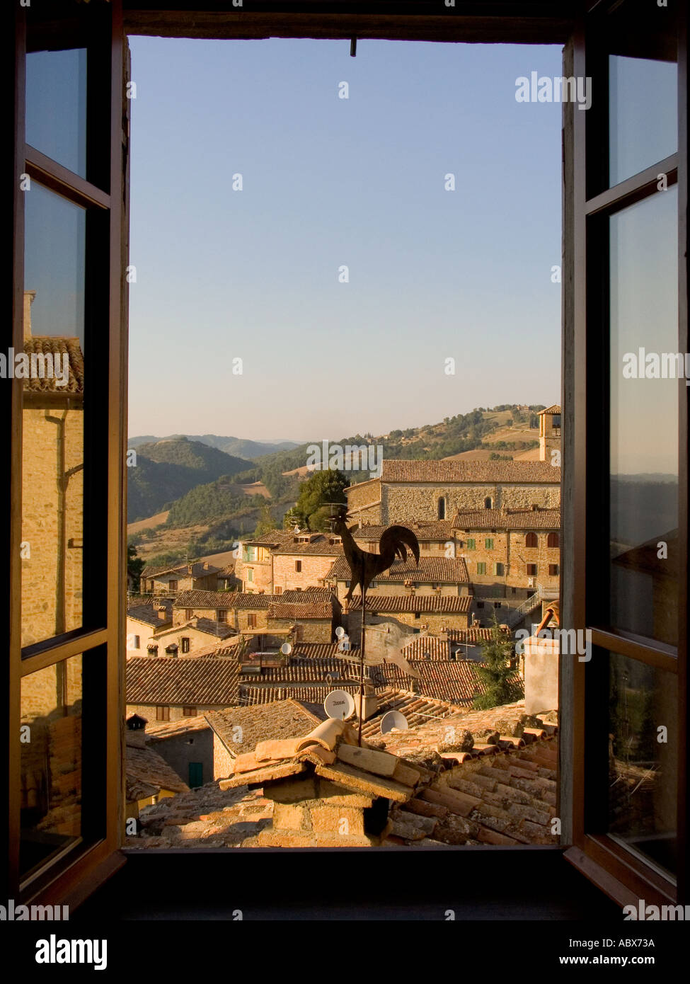 Blick von der Dachterrasse aus innen Blick aus dem umbrischen Hilltown Montone Italiens durch offene Fenster gerahmt Stockfoto
